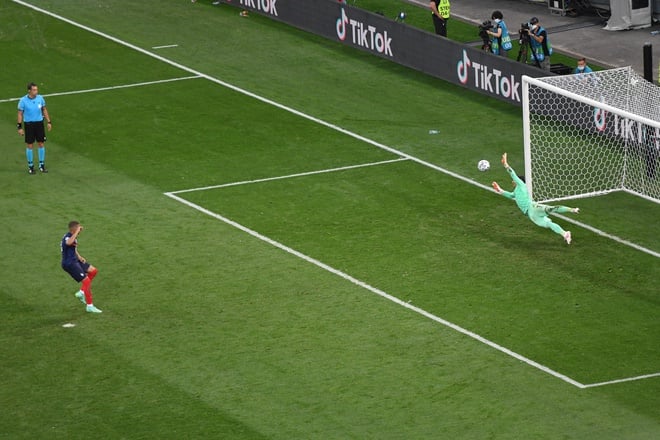 Mbappe lầm lũi đi vào đường hầm sau khi trở thành &quot;tội đồ&quot; khiến tuyển Pháp bị loại khỏi Euro 2020 - Ảnh 1.