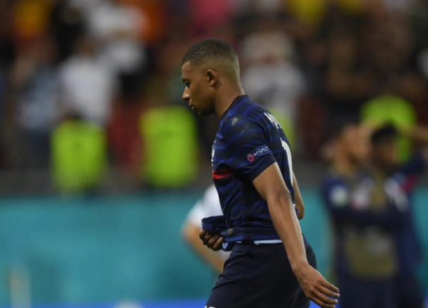 Mbappe đá hỏng quả penalty quyết định.