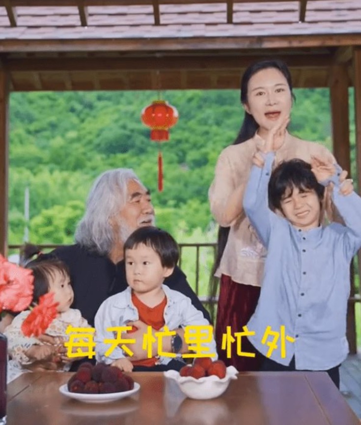 Trương Kỷ Trung - Trương Nghệ Mưu: Hai &quot;đại thụ&quot; cùng có vợ kém... 31 tuổi - Ảnh 4.