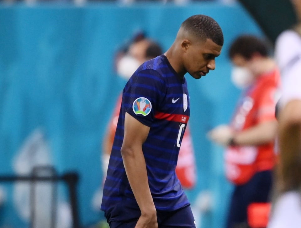 Mbappe lầm lũi đi vào đường hầm sau khi trở thành &quot;tội đồ&quot; khiến tuyển Pháp bị loại khỏi Euro 2020 - Ảnh 4.