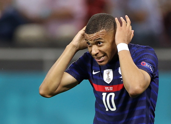 Mbappe lầm lũi đi vào đường hầm sau khi trở thành &quot;tội đồ&quot; khiến tuyển Pháp bị loại khỏi Euro 2020 - Ảnh 7.