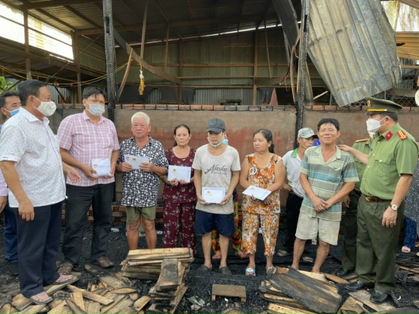 An Giang: Hỏa hoạn thiêu rụi 4 căn nhà thiệt hại hàng trăm triệu đồng - Ảnh 2.