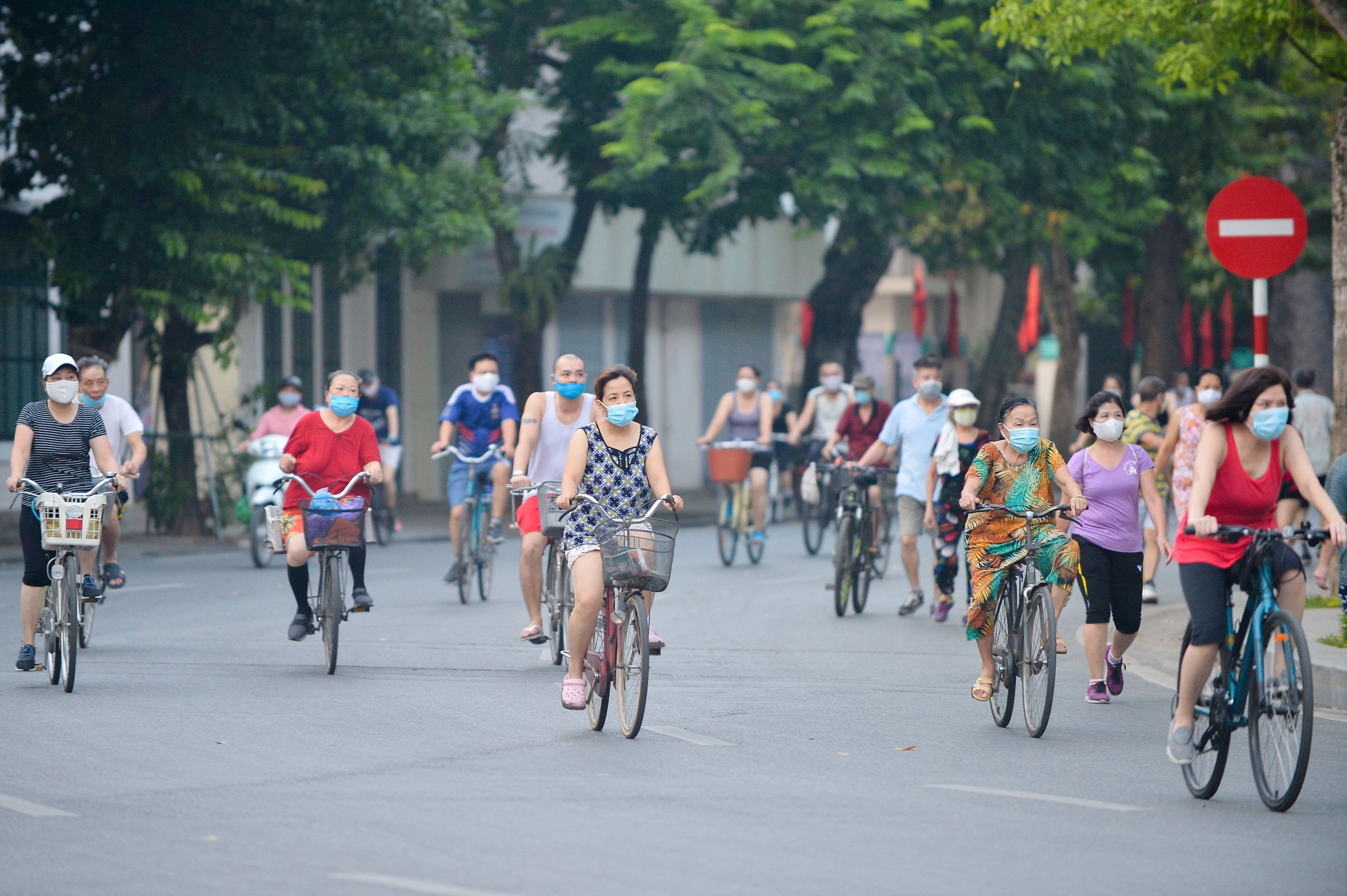 Hàng trăm người dân tập thể dục, đạp xe quanh hồ Gươm bất chấp dịch quy định phòng dịch Covid-19 - Ảnh 1.