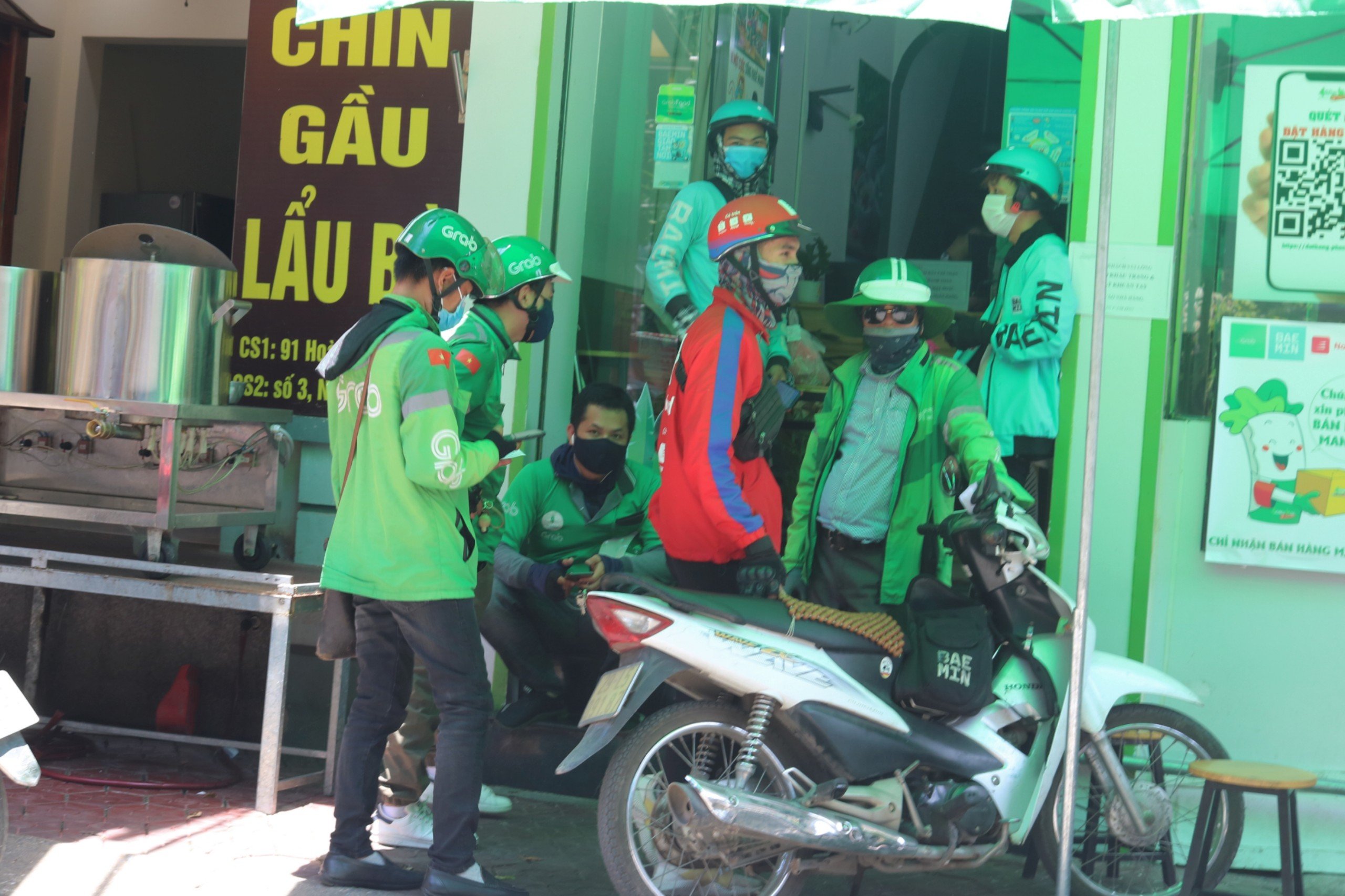 Chuyện cảm động về shipper “đội nắng 40 độ c" giao đồ ăn cho khách - Ảnh 1. Chuyện cảm động về shipper “đội nắng 40 độ c" giao đồ ăn cho khách - Ảnh 1.