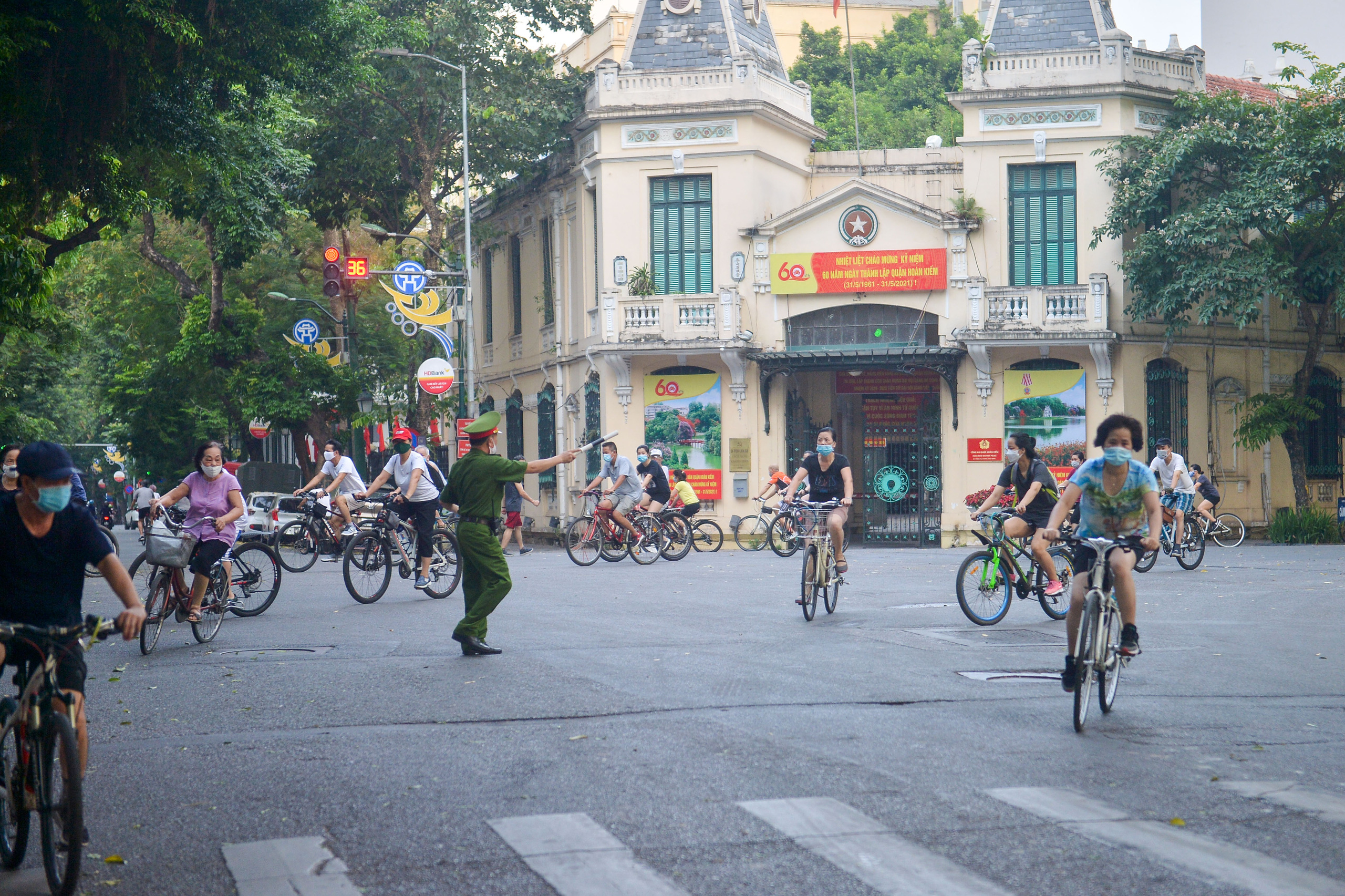 Hàng trăm người dân tập thể dục, đạp xe quanh hồ Gươm bất chấp dịch quy định phòng dịch Covid-19 - Ảnh 11.