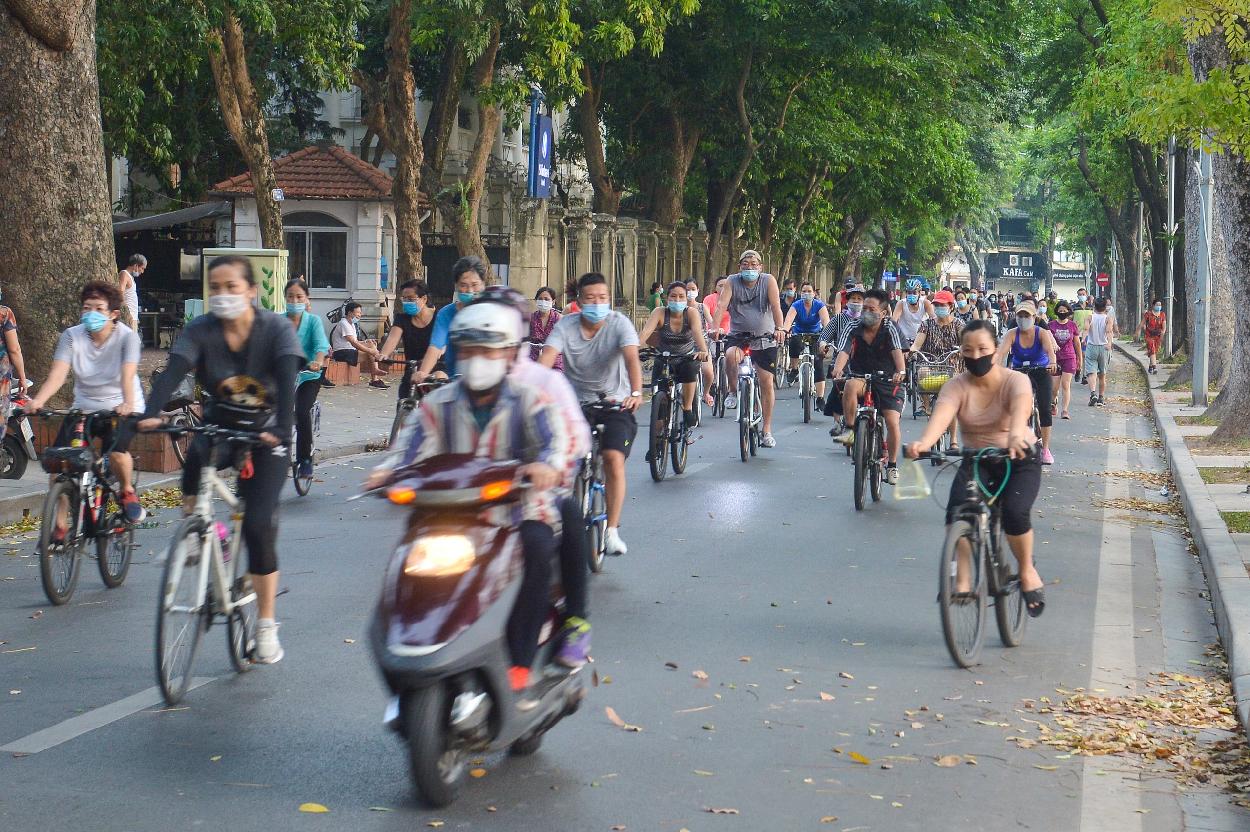 Hàng trăm người dân tập thể dục, đạp xe quanh hồ Gươm bất chấp dịch quy định phòng dịch Covid-19 - Ảnh 4.
