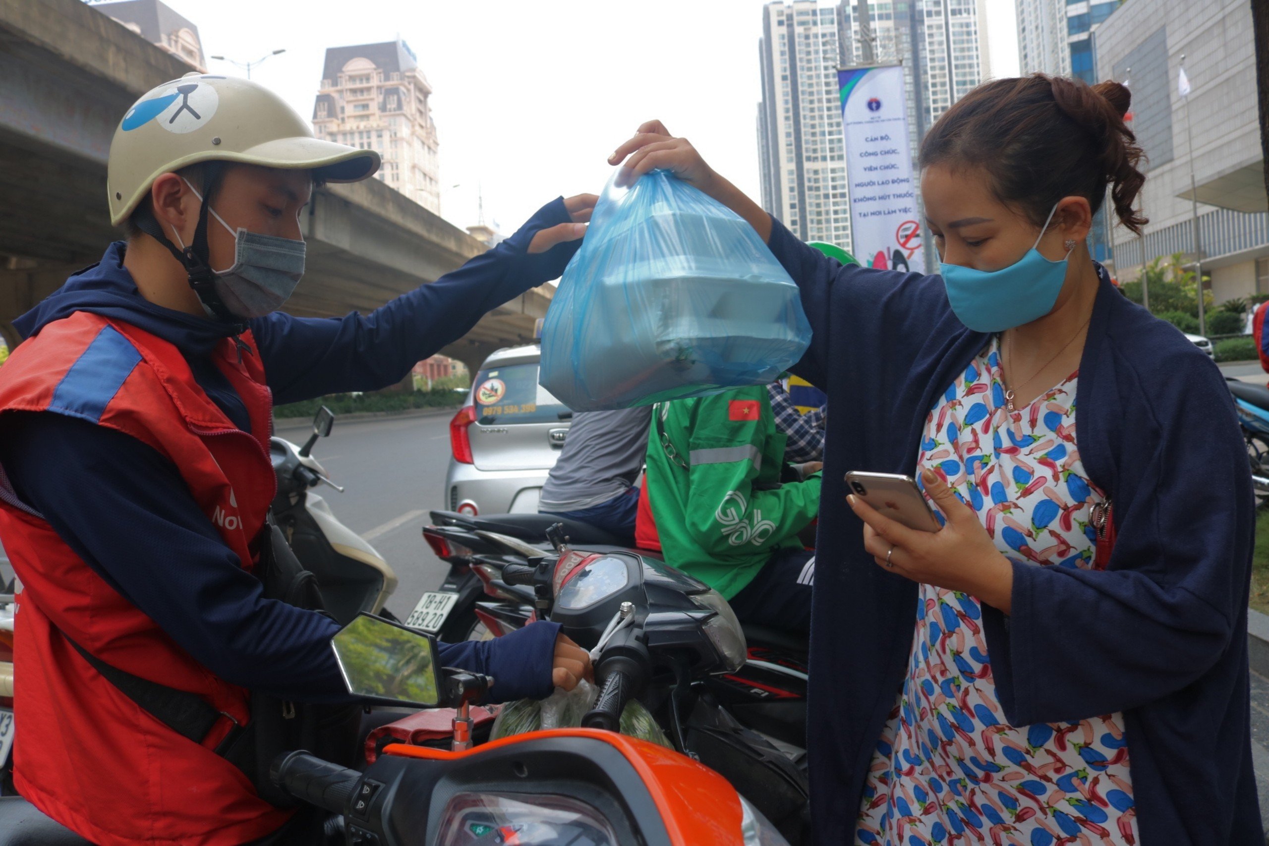 Chuyện cảm động về shipper “đội nắng 40 độ c" giao đồ ăn cho khách - Ảnh 4. Chuyện cảm động về shipper “đội nắng 40 độ c" giao đồ ăn cho khách - Ảnh 4.