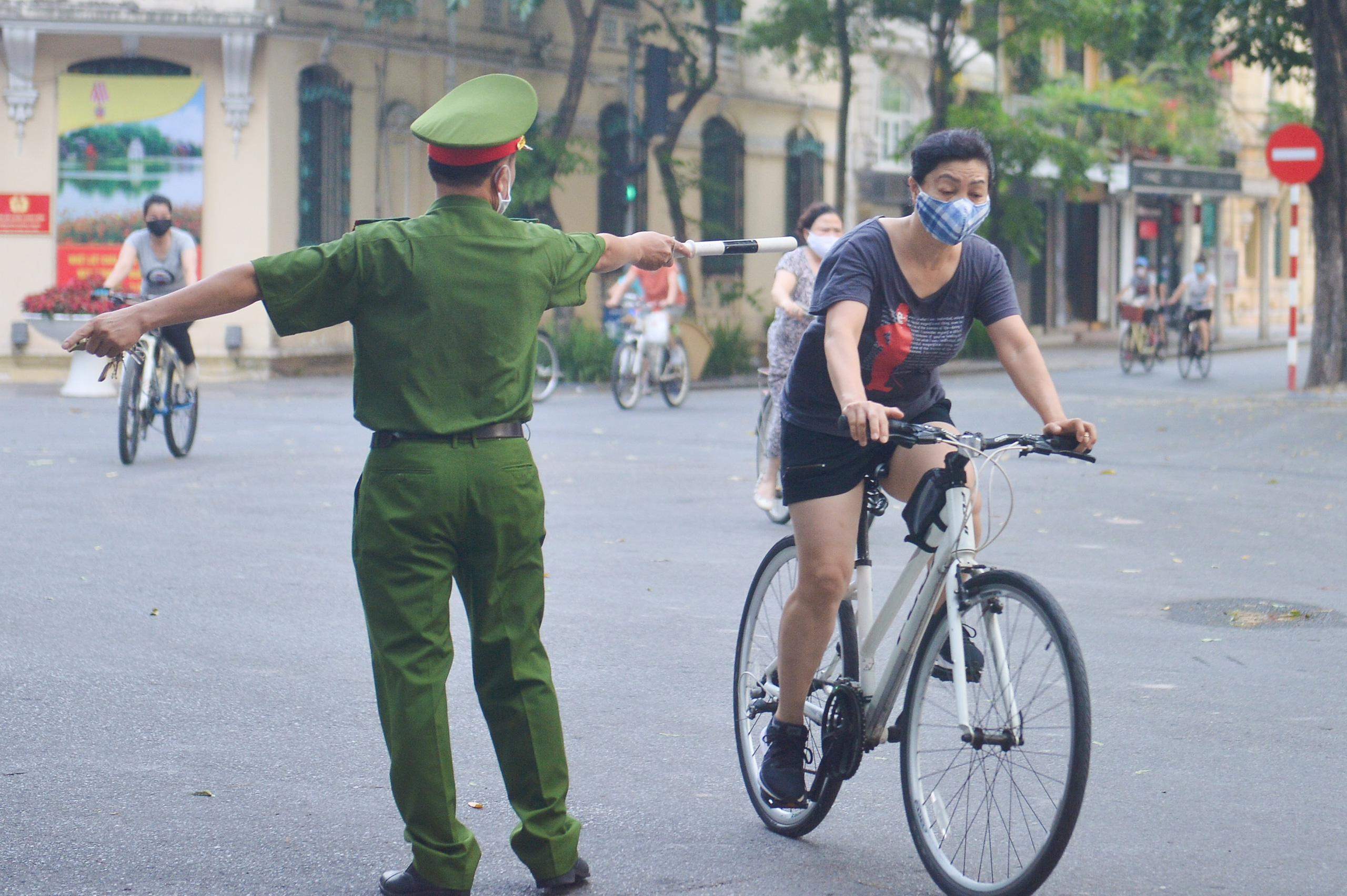 Hàng trăm người dân tập thể dục, đạp xe quanh hồ Gươm bất chấp dịch quy định phòng dịch Covid-19 - Ảnh 8.