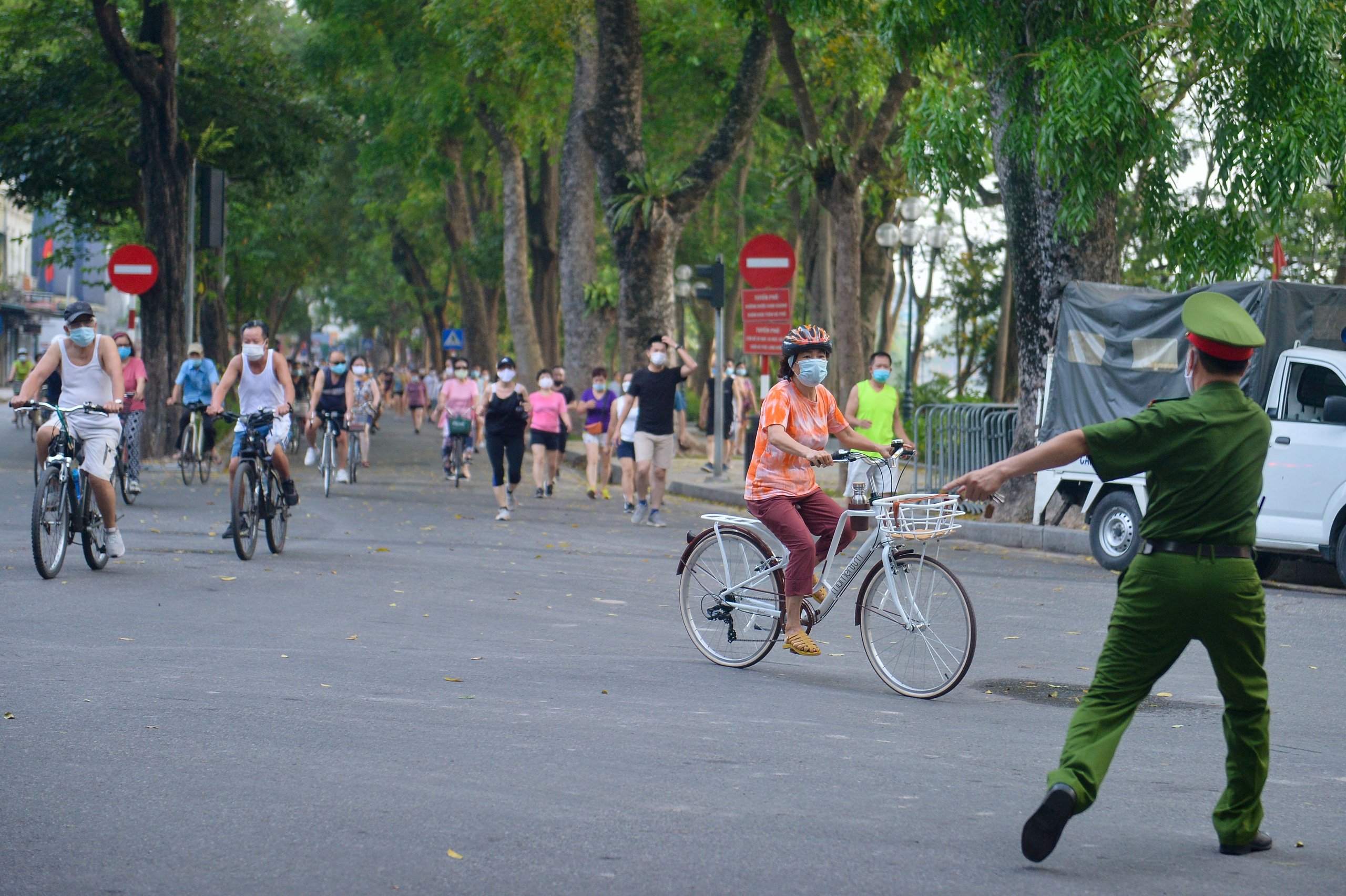 Hàng trăm người dân tập thể dục, đạp xe quanh hồ Gươm bất chấp dịch quy định phòng dịch Covid-19 - Ảnh 9.
