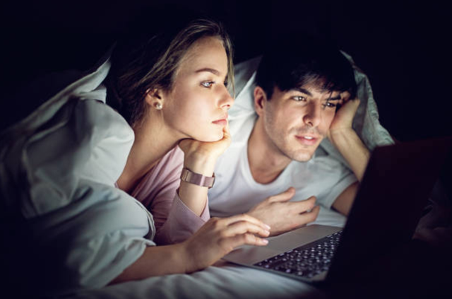 Chồng muốn chúng tôi cùng xem phim nóng, tôi chưa đủ với anh ấy sao... - Ảnh 1.