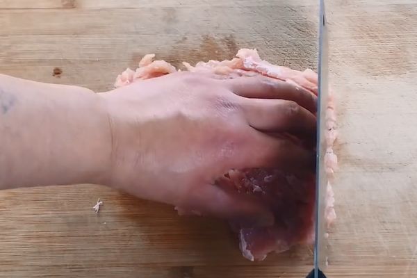 Bí quyết băm thịt nhanh như máy, thịt mềm lại có mùi vị ngon hơn khi chế biến - Ảnh 4.