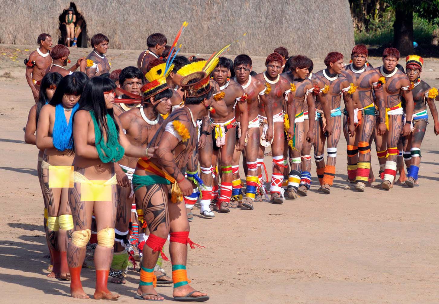 Brazil: Kỳ lạ bộ lạc Yawalapiti nude tại lễ hội, phụ nữ và đàn ông phải làm thế này - Ảnh 1.