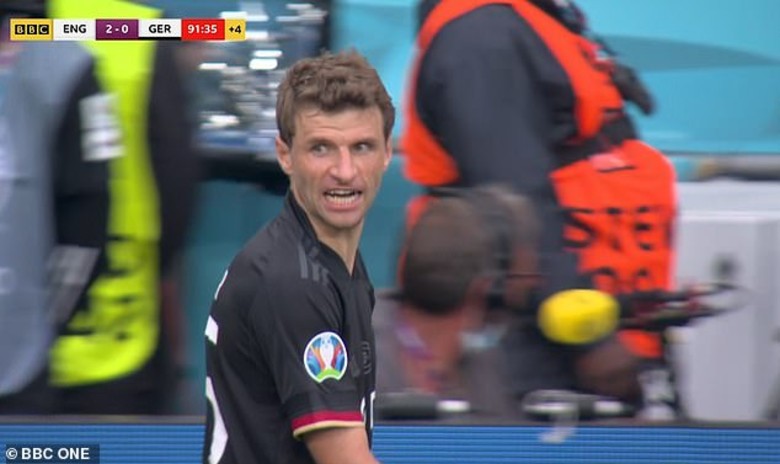 Bị  thay khỏi sân, Muller nổi khùng với HLV Joachim Loew - Ảnh 2.