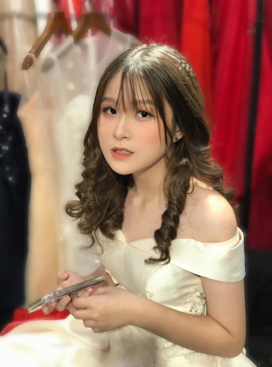Hot girl &quot;ngậm thìa vàng&quot; đi xe Porsche, mở cửa hàng từ năm 14 tuổi, IELTS 8.0  - Ảnh 2.