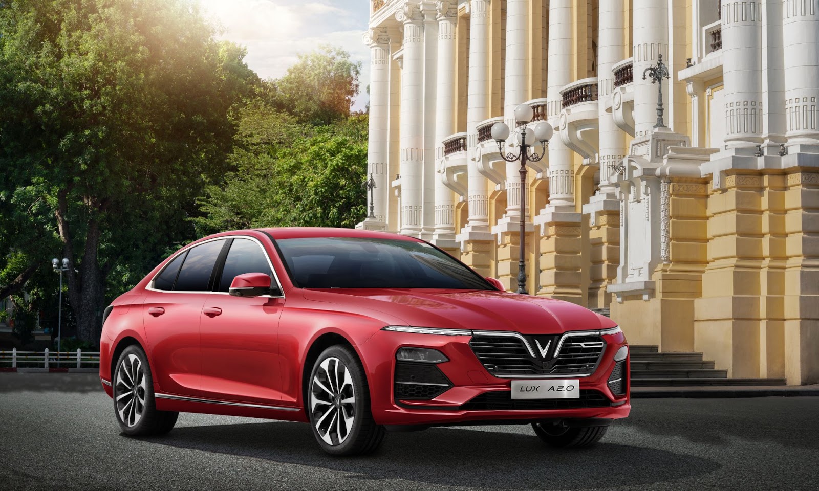 Khó tin mức &quot;ăn xăng&quot; của xe VinFast Lux A2.0 - Ảnh 1.