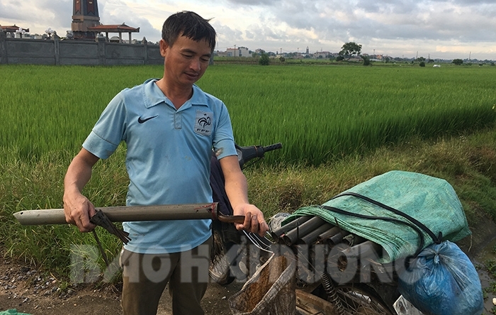 Hải Dương: Xem &quot;cao thủ&quot; trong làng bẫy lươn đồng, nơi nào ruộng trũng bỏ hoang thì bắt được lươn to bự - Ảnh 3.