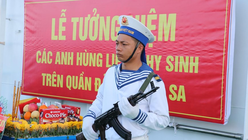 Ảnh: Thiêng liêng lễ tưởng niệm liệt sỹ Trường Sa trên Biển Đông - Ảnh 1.