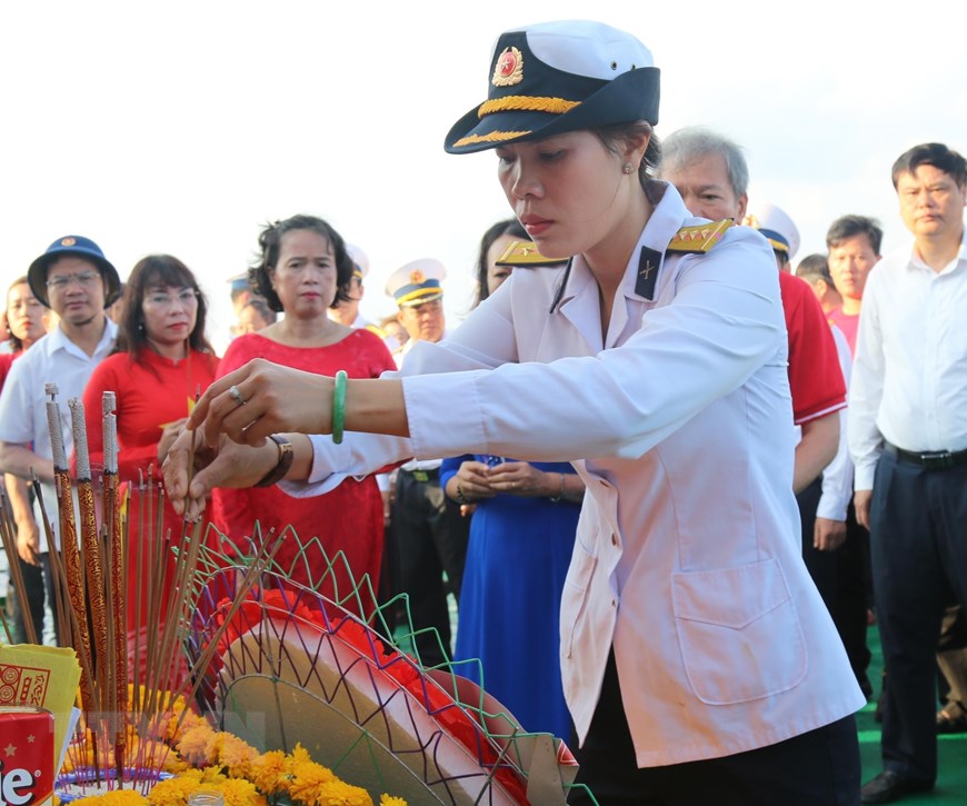 Ảnh: Thiêng liêng lễ tưởng niệm liệt sỹ Trường Sa trên Biển Đông - Ảnh 3.