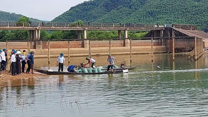 Quảng Bình: Thả hơn 435.000 cá lóc, cá chép, cá rô phi... tái tạo nguồn lợi thủy sản - Ảnh 1. Quảng Bình: Thả hơn 435.000 cá lóc, cá chép, cá rô phi... tái tạo nguồn lợi thủy sản - Ảnh 1.