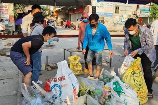 Lao động trong vùng dịch phải cách ly đang rất cần sự hỗ trợ. Ảnh: Các tổ chức cá nhân hỗ trợ nhu yếu phẩm cho lao động tịa Bắc Giang (Ảnh Công đoàn Bắc Giang)