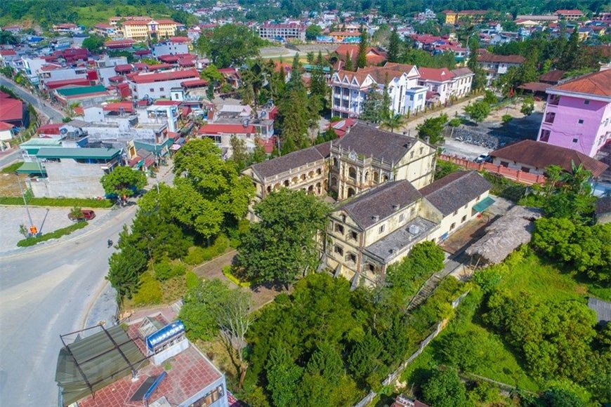&quot;Đột nhập&quot; biệt thự lớn nhất thị trấn Bắc Hà của vua Mèo - Ảnh 1.