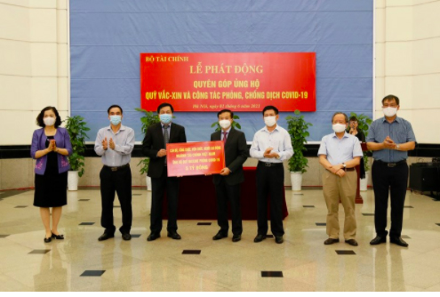 Bộ Tài chính trao số tiền 5 tỷ đồng ủng hộ Quỹ Vắc-xin phòng dịch Covid-19 - Ảnh 3.
