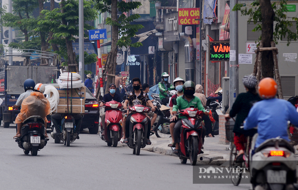 Quận Hai Bà Trưng: Phương tiện &quot;rồng rắn&quot; nối đuôi nhau đi ngược chiều rập rình nguy hiểm - Ảnh 3.