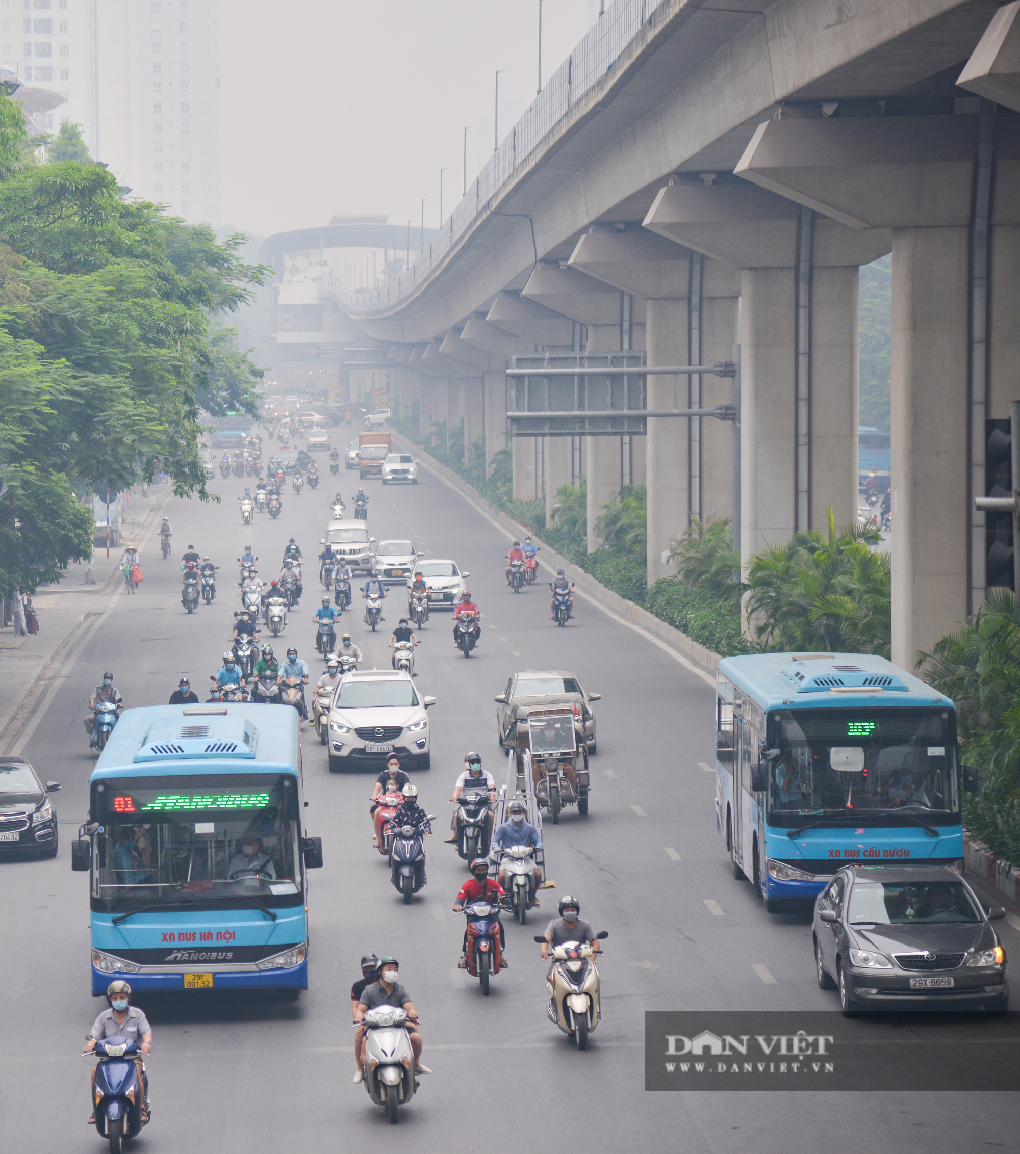 Hình ảnh Hà Nội mù mịt từ sáng tới tối - Ảnh 2.