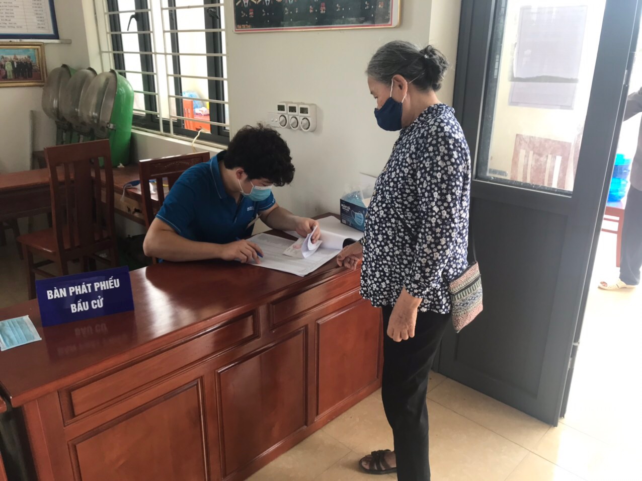 Tin Hà Nội 20h ngày 6/6: Chủ tịch HĐND xã mang 75 phiếu bầu cử về nhà tự gạch &quot;lên tiếng&quot; - Ảnh 3.