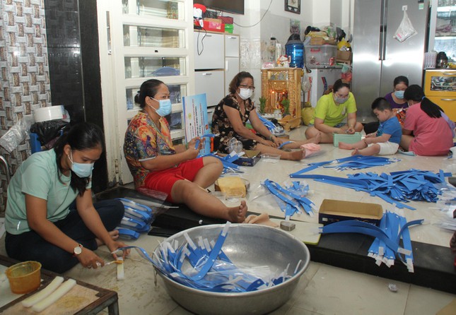 Gia đình bác sĩ trẻ làm tấm chắn giọt bắn hỗ trợ tuyến đầu chống dịch COVID-19 - Ảnh 1.