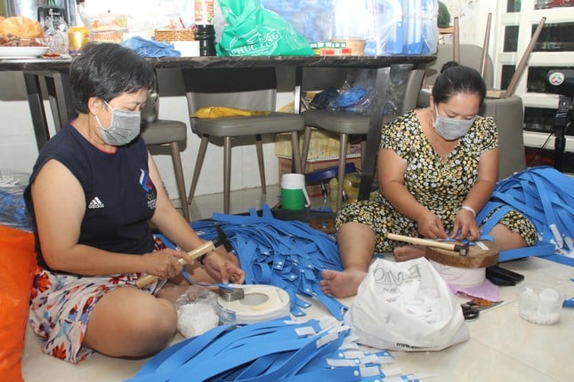 Gia đình bác sĩ trẻ làm tấm chắn giọt bắn hỗ trợ tuyến đầu chống dịch COVID-19 - Ảnh 2.