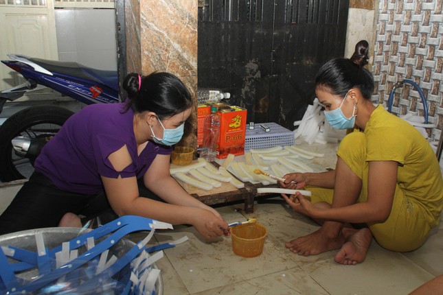 Gia đình bác sĩ trẻ làm tấm chắn giọt bắn hỗ trợ tuyến đầu chống dịch COVID-19 - Ảnh 3.