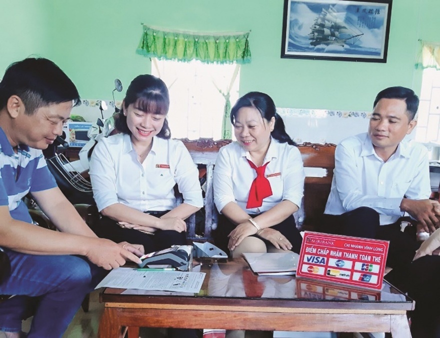 Agribank đưa dịch vụ ngân hàng đến từng hộ dân - Ảnh 1. Agribank đưa dịch vụ ngân hàng đến từng hộ dân - Ảnh 1.