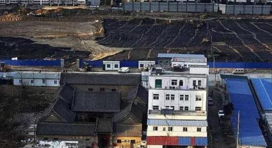 Việc phá dỡ những công trình cổ kính này, ngoài đầu tư sức lực thì kinh phí cũng khá tốn kém, nên đa phần các chủ hộ đều tỏ ra vui vẻ khi tạp viện của mình nằm trong quy hoạch.