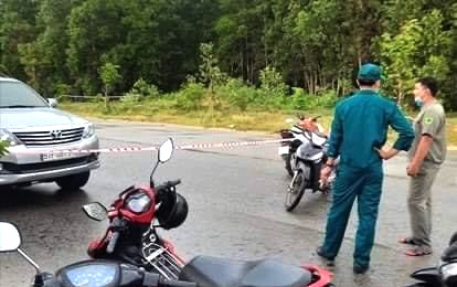 NÓNG: Phát hiện thi thể với con dao cắm trên bụng trong vườn tràm - Ảnh 1.