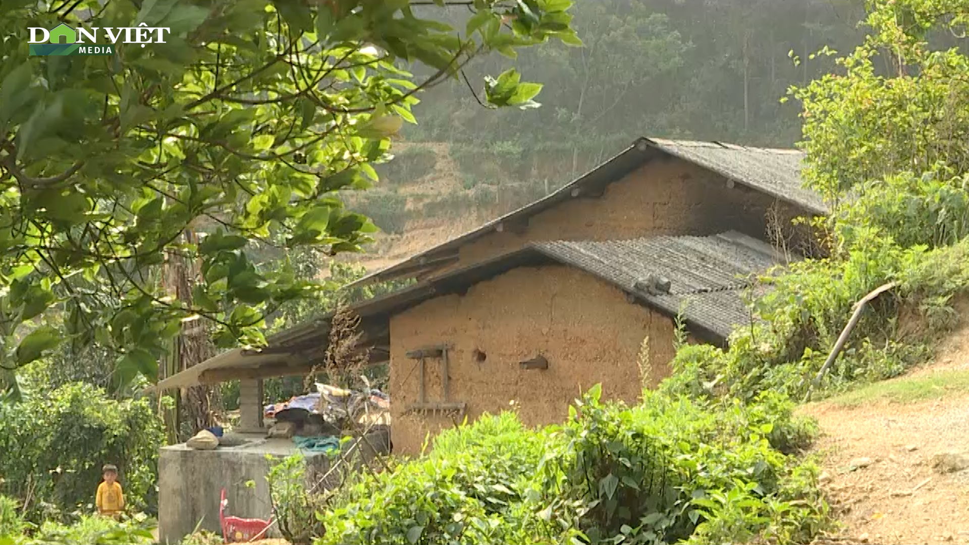Hà Giang: Gia cố lại mái nhà bằng lưới thép B40 để phòng giông lốc, gió lớn - Ảnh 3.