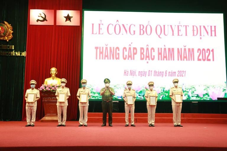 Một loạt cán bộ công an được thăng cấp bậc hàm tuần qua - Ảnh 1.