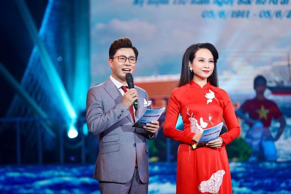 MC Lê Anh cố gắng dẫn chương trình trực tiếp khi nhận tin con trai cấp cứu - Ảnh 2.