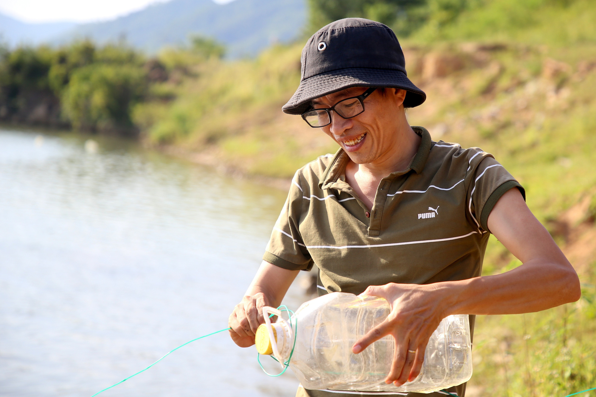 Lo học sinh đuối nước, thầy giáo bỏ tiền túi chế &quot;phao cứu hộ&quot; - Ảnh 1.