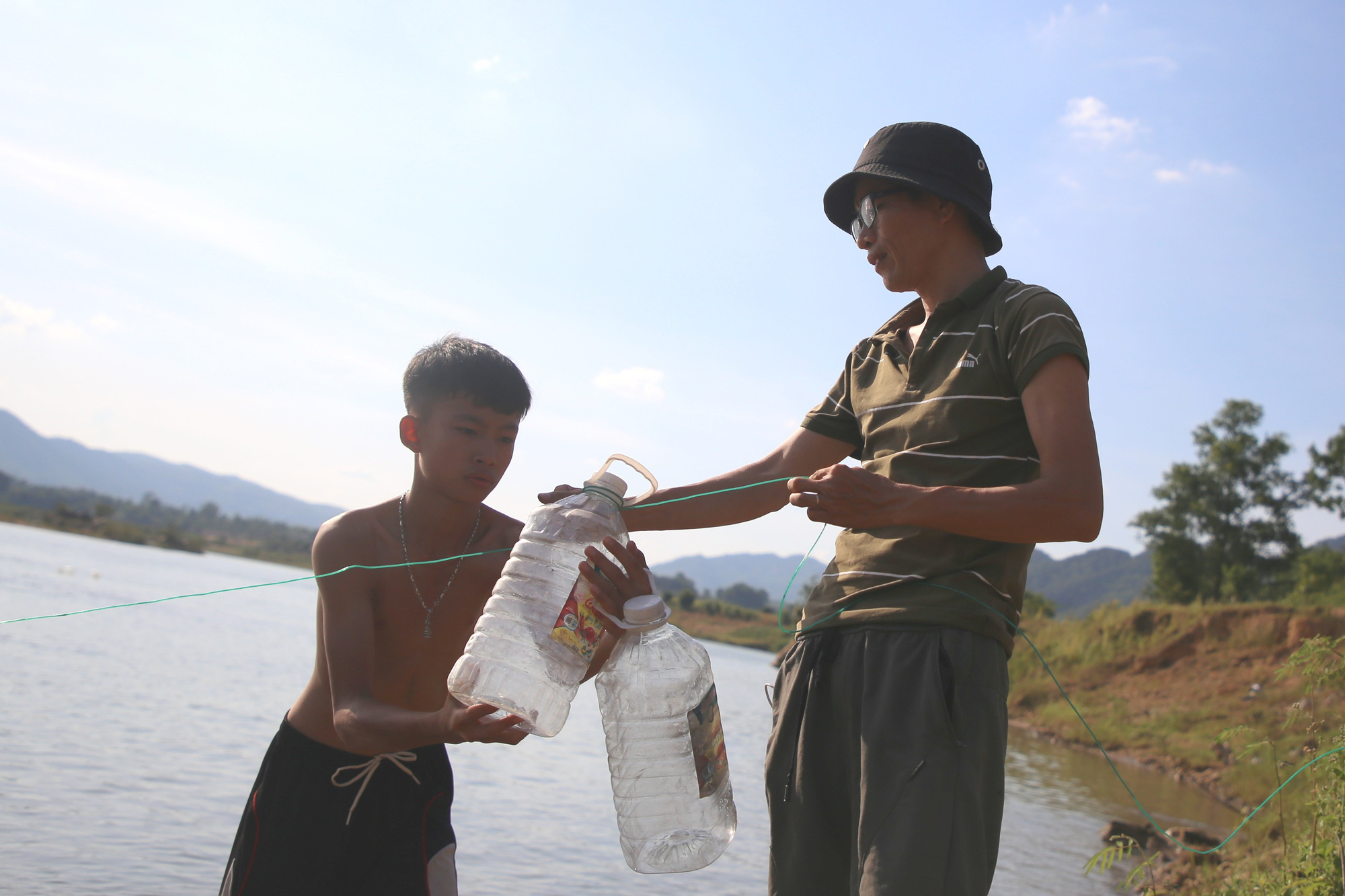Lo học sinh đuối nước, thầy giáo bỏ tiền túi chế &quot;phao cứu hộ&quot; - Ảnh 4.