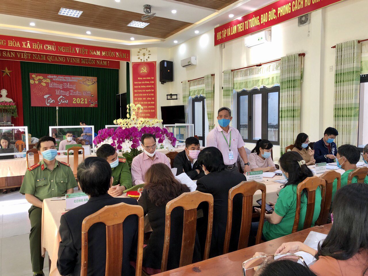 Thấu hiểu lòng dân, tận tâm phục vụ - Ảnh 5. Thấu hiểu lòng dân, tận tâm phục vụ - Ảnh 5.