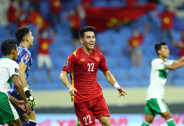 Tờ Bola cho rằng bàn thắng không hợp lệ của Tiến Linh đã thay đổi trận đấu.