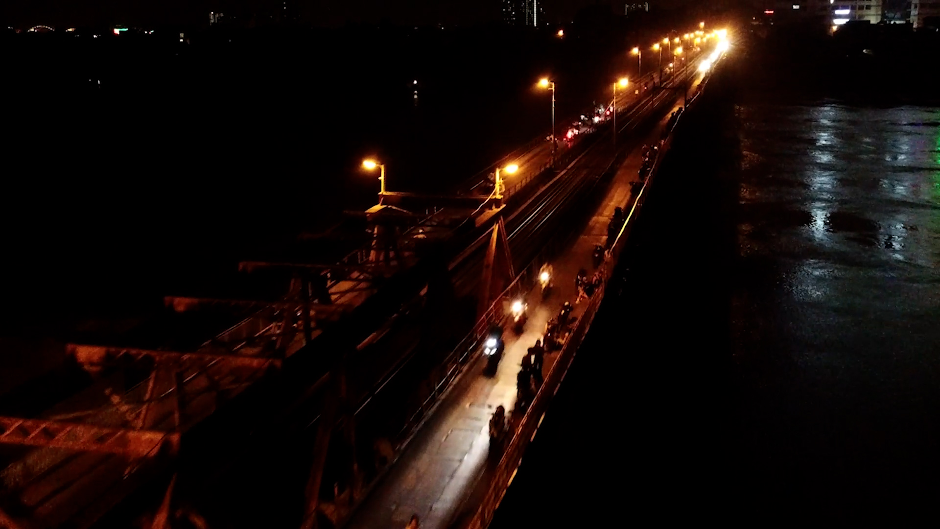 Hà Nội: Bất chấp lệnh cấm, nhiều quán trà đá ngang nhiên mở trên Cầu Long Biên - Ảnh 2.