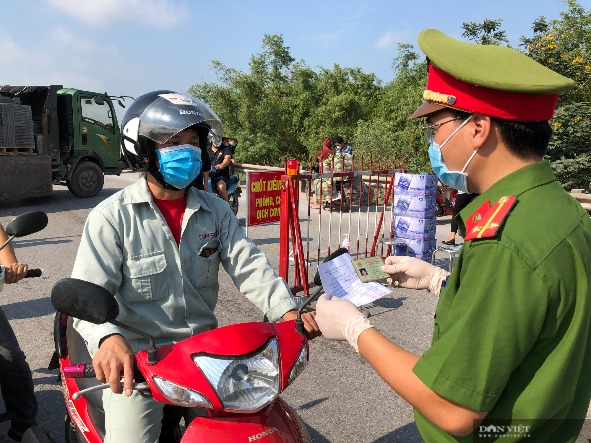 Những cặp &quot;vợ chồng Ngâu&quot; nơi tuyến đầu chống dịch Covid-19 ở Bắc Ninh - Ảnh 9.