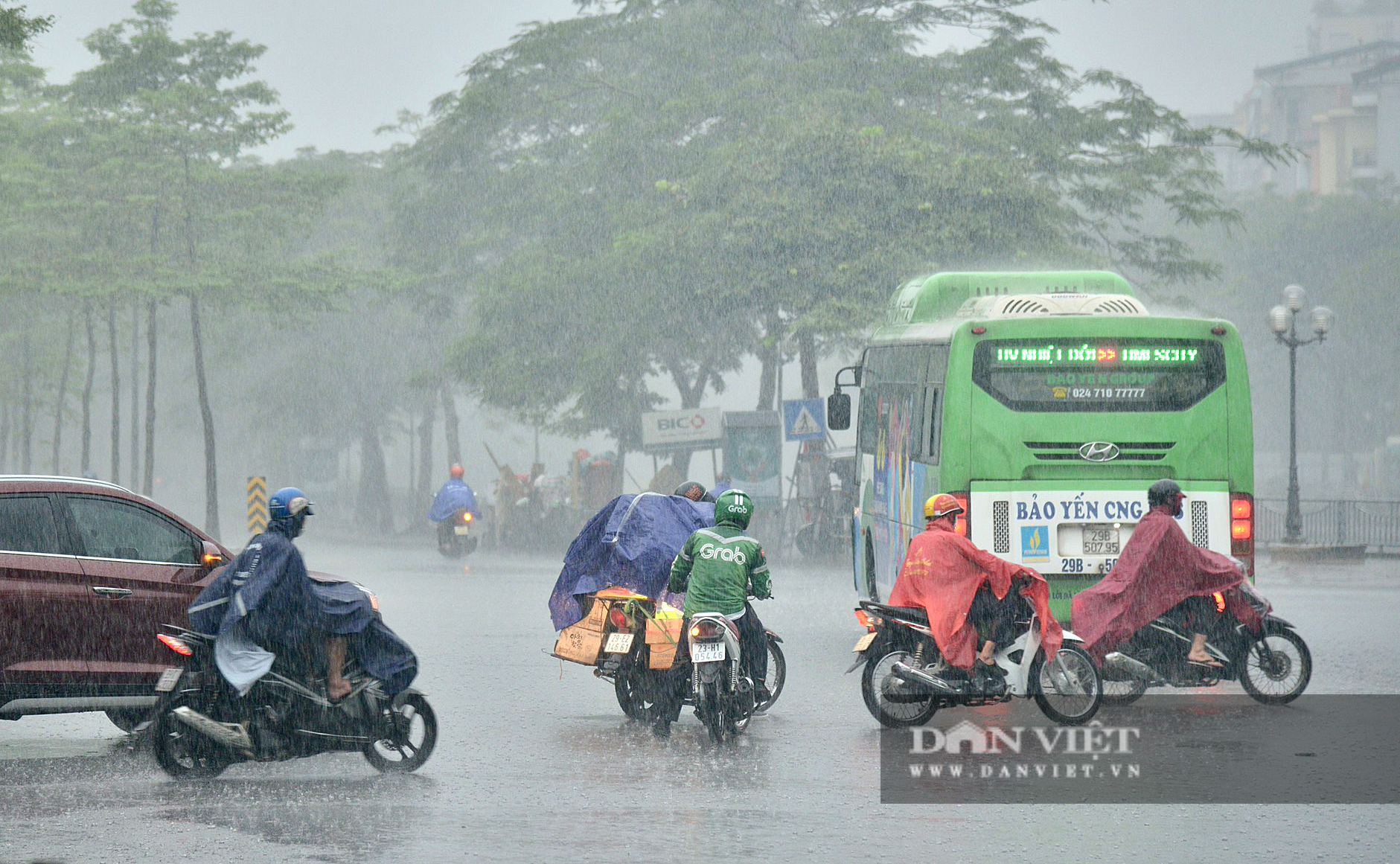 Bầu trời Hà Nội mưa liên tiếp, thời tiết mát mẻ sau nhiều ngày nắng nóng gần 40 độ C - Ảnh 2.