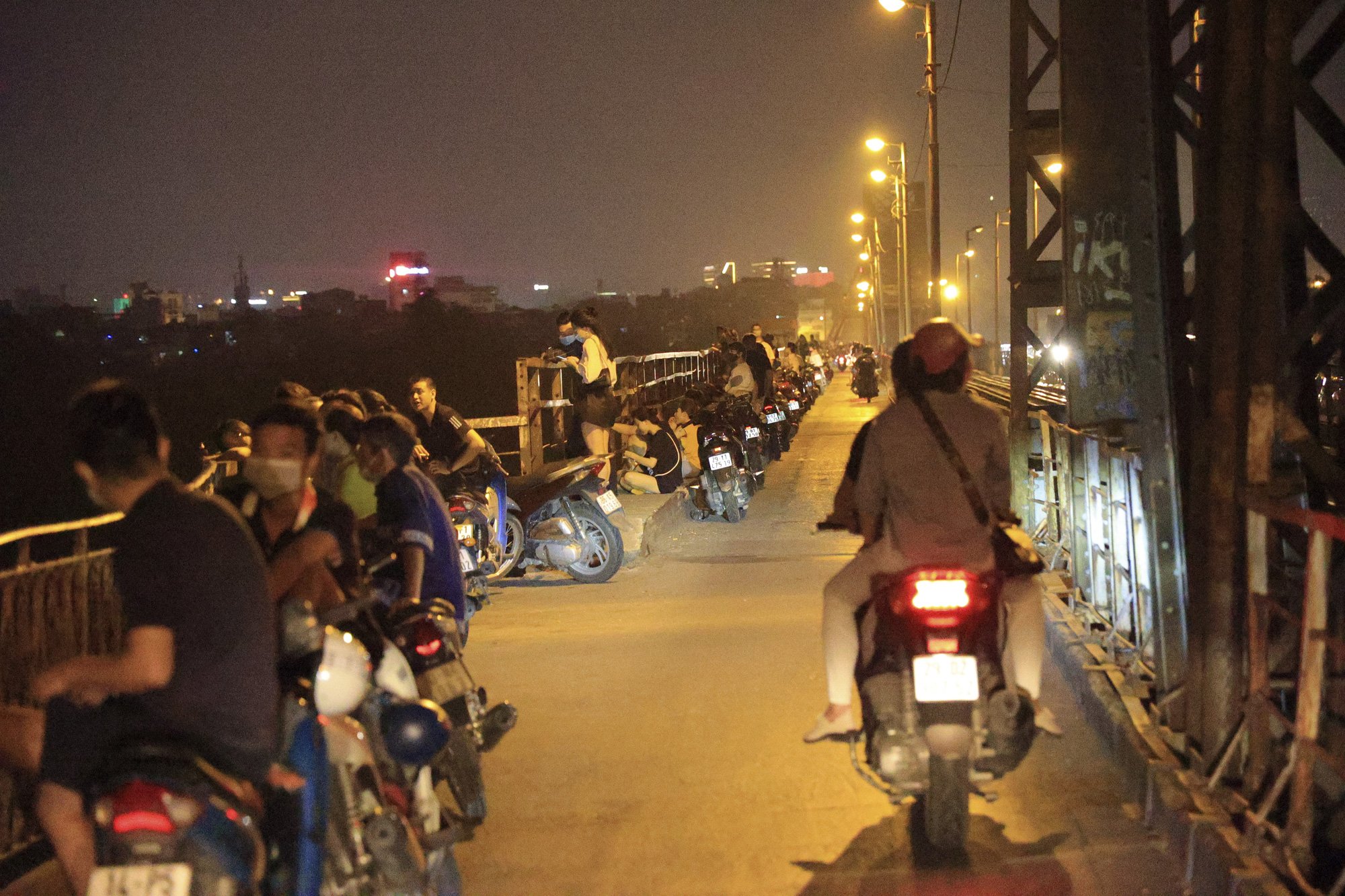 Hà Nội: Bất chấp lệnh cấm, nhiều quán trà đá ngang nhiên mở trên Cầu Long Biên - Ảnh 6.