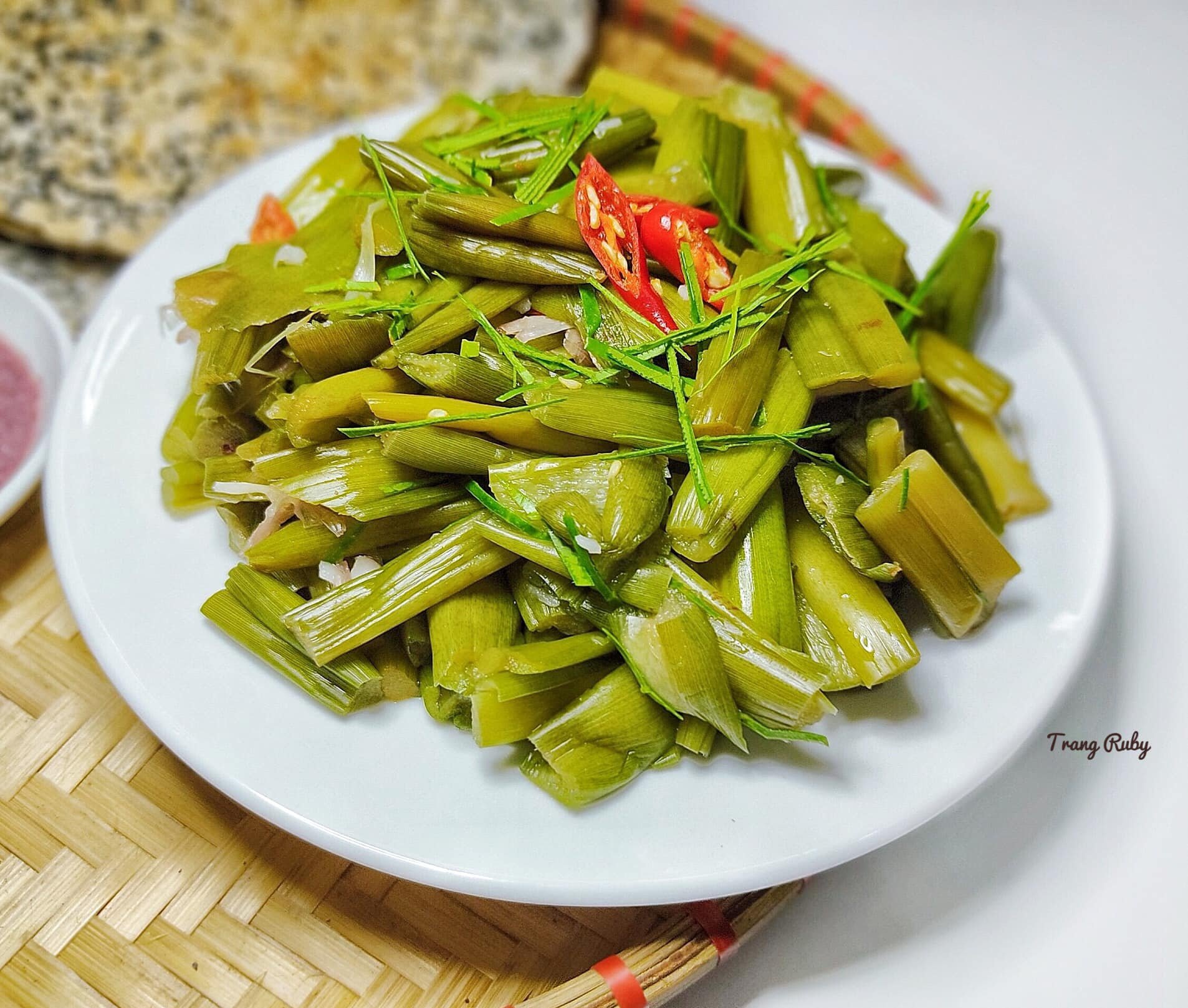 Nghệ An: Thú vị món ăn muối chua &quot;dai, giòn sần sật&quot; nức tiếng khiến du khách mê mẩn - Ảnh 1.
