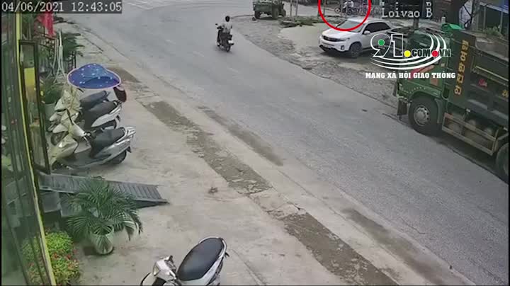 Clip: Hai người đi xe máy băng qua đường, tài xế container phanh &quot;cháy đường&quot; nhưng... - Ảnh 1.