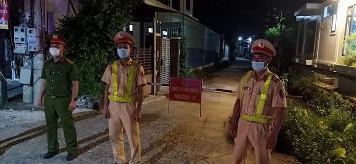 Ba mẹ con dương tính với Covid – 19, Hà Tĩnh cách ly y tế 1.449 hộ dân - Ảnh 1.