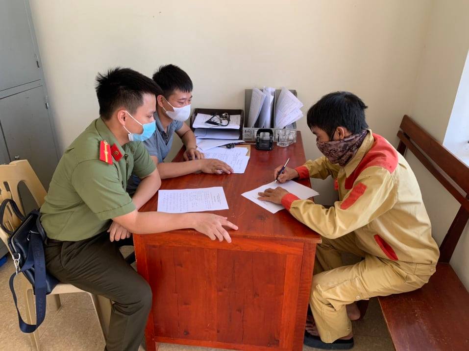 Hà Tĩnh: Cố tình vượt chốt vào vùng dịch, nam thanh niên bị bắt giữ - Ảnh 1. Hà Tĩnh: Cố tình vượt chốt vào vùng dịch, nam thanh niên bị bắt giữ - Ảnh 1.